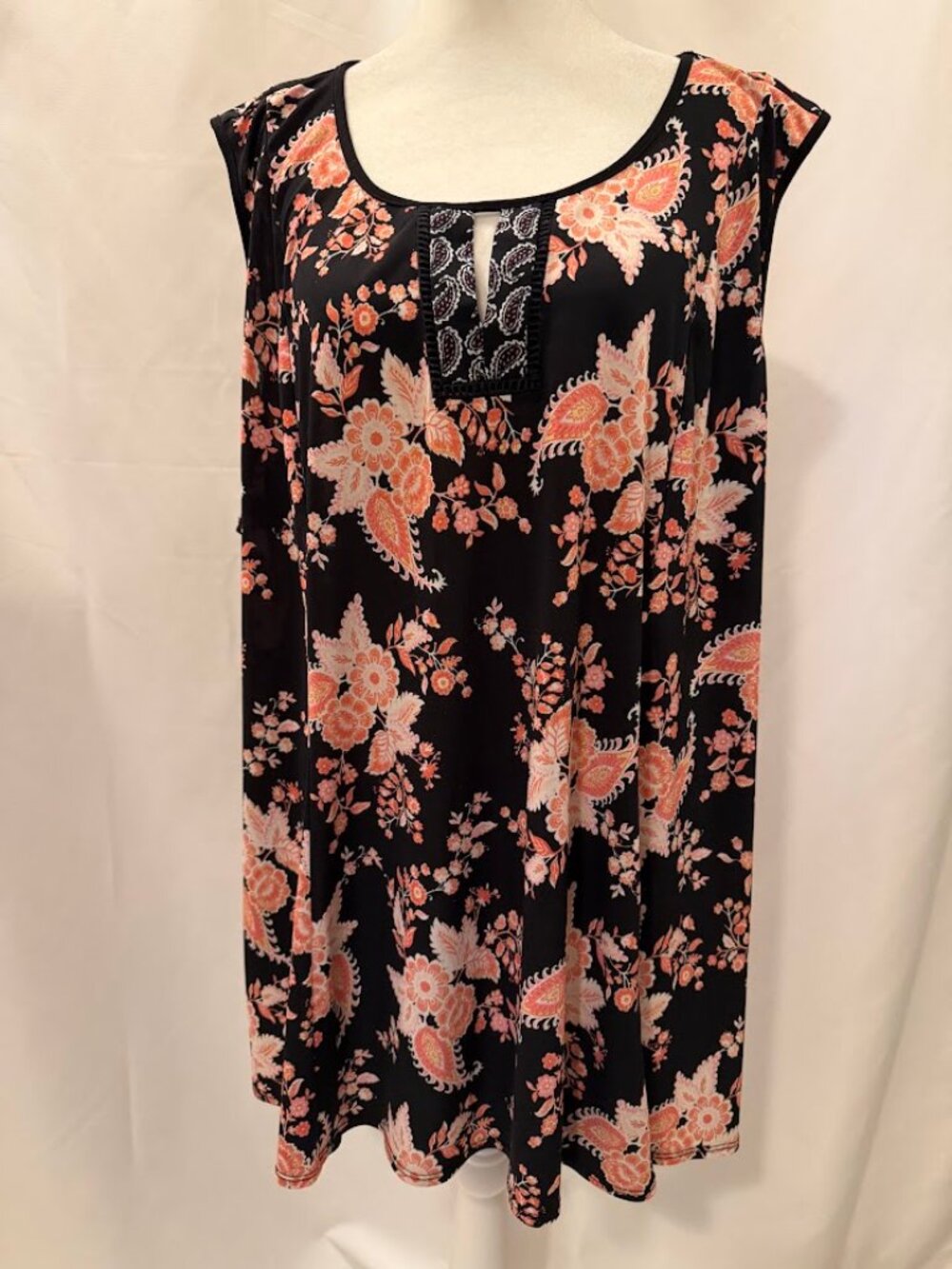 NWOT AVENUE Multicolor Sleeveless Top (Polyester/Spandex) - size 26/28